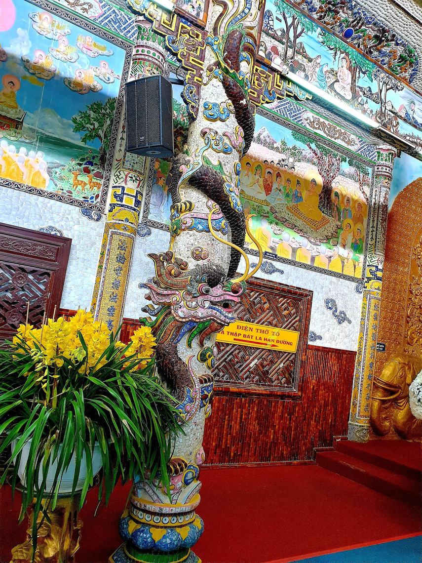 Bên trong chánh điện chùa Linh Phước: cột rồng khảm sành sứ, tường và trần phủ kín hoa văn ghép mảnh