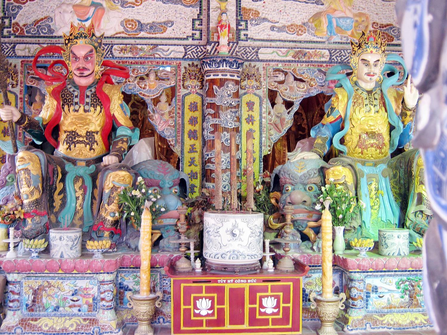 Hai pho tượng Hộ Pháp nhiều màu đặt hai bên ban thờ trong chùa Linh Phước