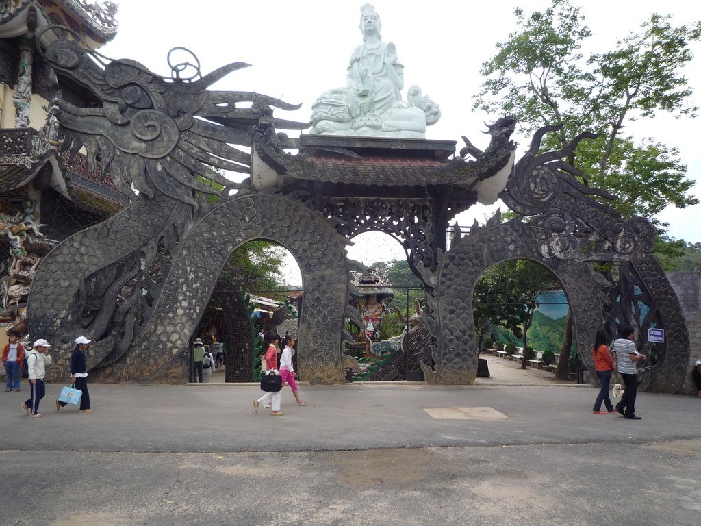Cổng chùa Linh Phước với đôi rồng khảm sành hai bên, phía trên đặt tượng Quán Thế Âm